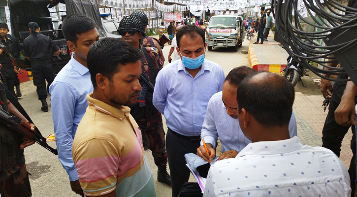 ভোটকেন্দ্রের সামনে মোটরসাইকেল, গুনতে হলো জরিমানা 