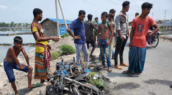 খুলনায় বাইক ও ইঞ্জিনচালিত ভ্যানের সংঘর্ষ, নিহত ৩