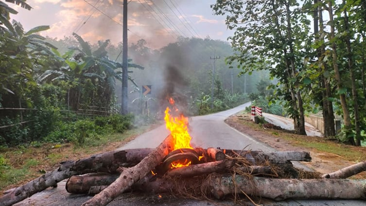 বাঘাইছড়িতে চলছে সকাল-সন্ধ্যা সড়ক ও নৌপথ অবরোধ