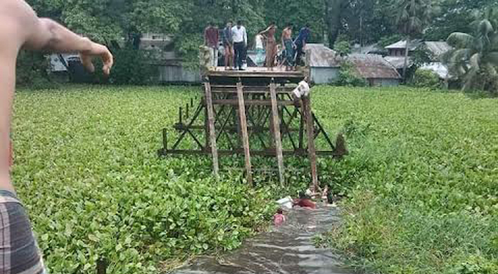 ব্রিজ ভেঙে বিয়ের গাড়ি খালে,  নিহত ৯