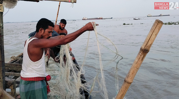 ভরা মৌসুমেও দেখা নেই ইলিশের, হতাশ জেলেরা