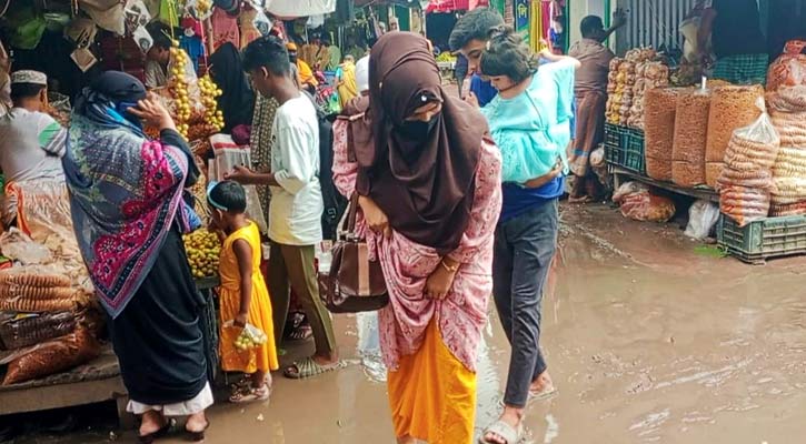 বৃষ্টি হলেই পাল্টে যায় লোহাগড়া পৌরসভার সড়কের চিত্র