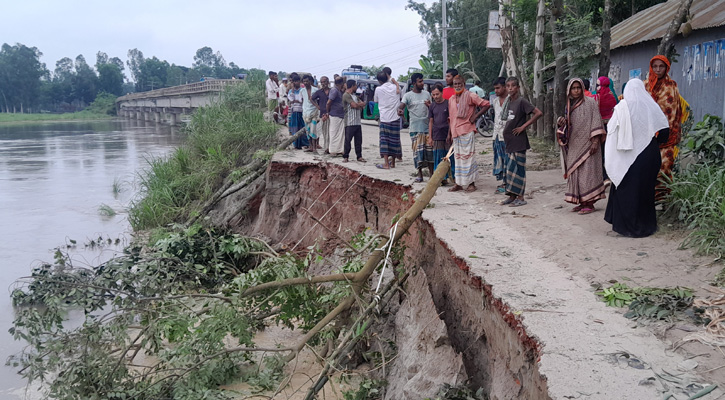 টাঙ্গাইলে ব্রিজের সংযোগ সড়ক ভেঙে যোগাযোগ বিচ্ছিন্ন