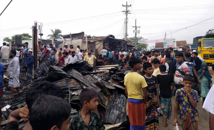 লক্ষ্মীপুরে আগুনে পুড়ল ১৫ দোকান