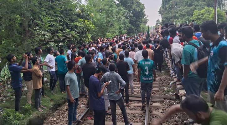 পুলিশের হামলার প্রতিবাদে রেলপথ অবরোধ করে রাবি শিক্ষার্থীদের বিক্ষোভ