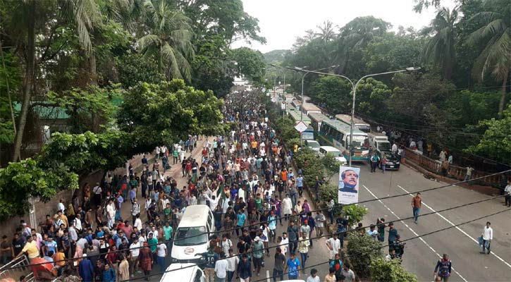 বঙ্গভবন অভিমুখে পদযাত্রা শুরু করেছেন শিক্ষার্থীরা