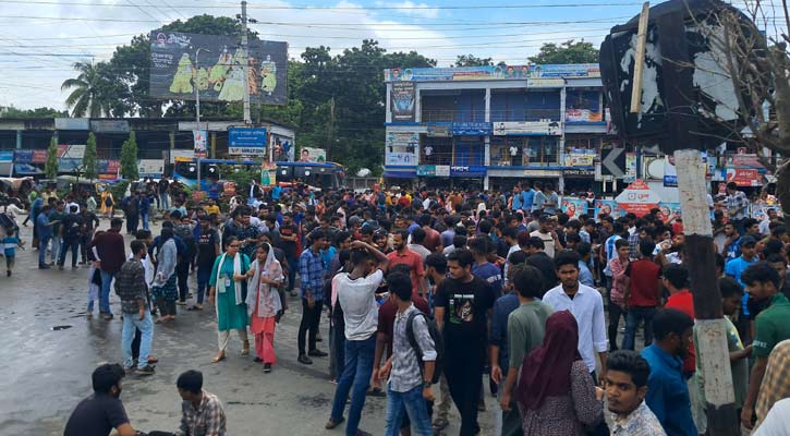 কোটা ইস্যু: ফরিদপুরে সড়ক অবরোধ শিক্ষার্থীদের 