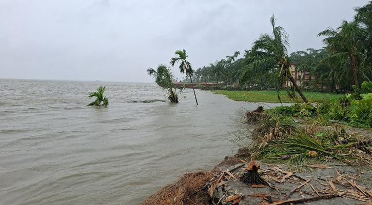 নদী ভাঙনের সঙ্গে সঙ্গে বিপর্যস্ত জনপ্রতিনিধিরাও