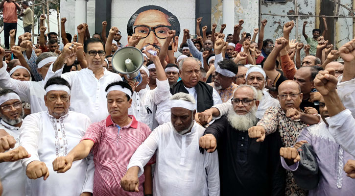 শেখ হাসিনাকে ফিরিয়ে আনতে কাফনের কাপড় বেঁধে নেতাকর্মীদের শপথ