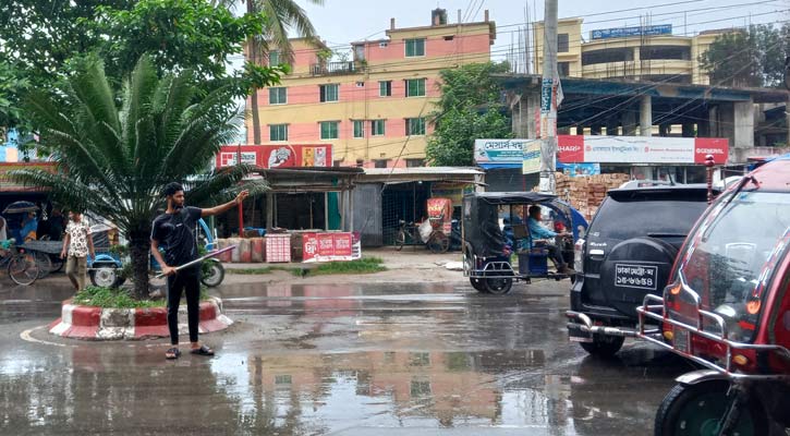 রোদ-বৃষ্টি উপেক্ষা করে ফরিদপুরে ট্রাফিক নিয়ন্ত্রণ করছেন শিক্ষার্থীরা