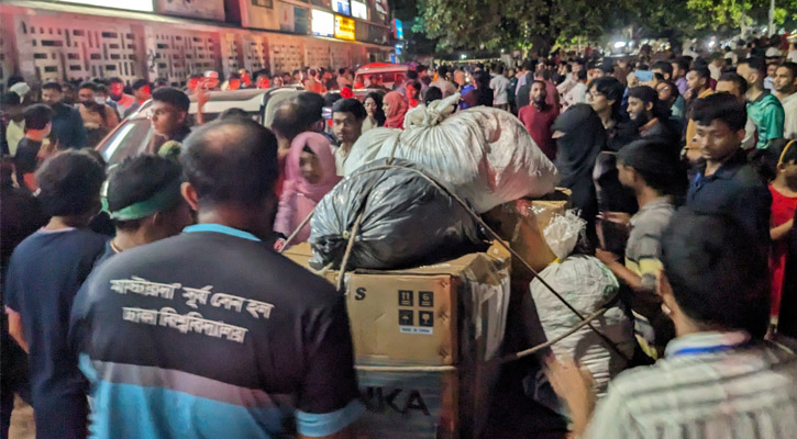 ত্রাণ পৌঁছে দিতে টিএসসিতে মানুষের ঢল, নগদ টাকা সংগ্রহ কোটি ছাড়াল