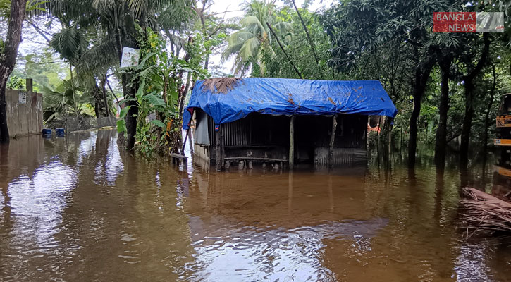 লক্ষ্মীপুরে বেড়েই চলেছে বন্যার পানি