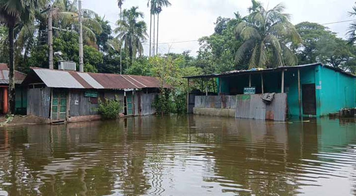 বন্যার্তদের প্রায় এক কোটি টাকা দিলেন এনবিআর-সঞ্চয় অধিদপ্তরের কর্মচারীরা