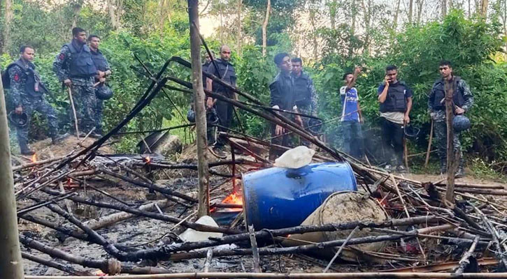 মহেশখালীতে মদ তৈরির কারখানা ধ্বংস করল নৌবাহিনী