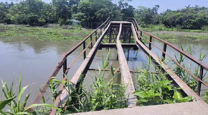 দীর্ঘদিন সংস্কার না করায় ঝুঁকিপূর্ণ লোহার সেতু, ভোগান্তিতে স্থানীয়রা