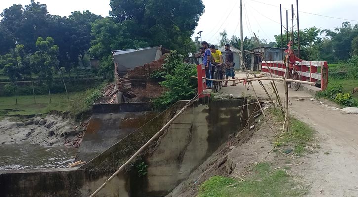 সেতুর সংযোগ পয়েন্টে ভাঙন, দুর্ভোগে ৫০ গ্রামের মানুষ