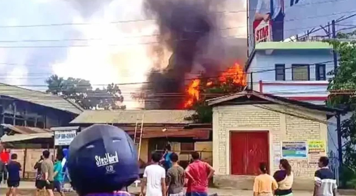 অগ্নিগর্ভ মণিপুর, রাতভর গোলাগুলি থানায় হামলা বাড়িঘরে আগুন