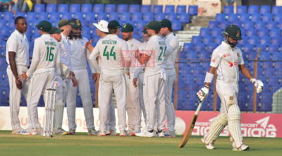 হতাশার বোলিংয়ের পর ব্যাটিংয়েও চাপে বাংলাদেশ