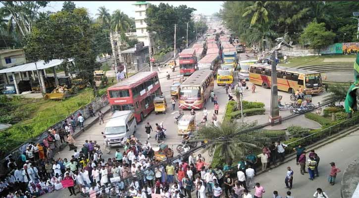 ৬ দফা দাবিতে বরিশালে শিক্ষার্থীদের সড়ক অবরোধ