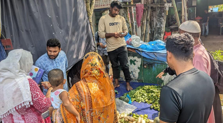 সিন্ডিকেট ভাঙতে ববি শিক্ষার্থীদের ন্যায্যমূল্যে সবজি বিক্রি