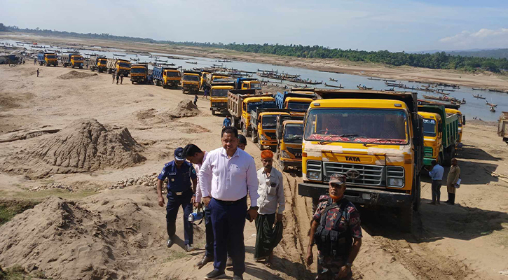 টাস্কফোর্স অভিযানে জাফলংয়ে ৫০ ড্রাম ট্রাক ৫০০ নৌকা আটক