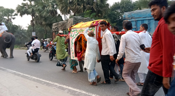 হাতির পিঠে এলো বর, পালকিতে গেল বউ