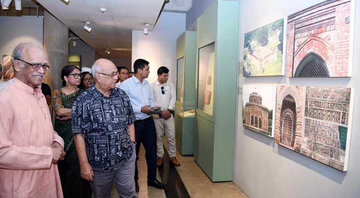 মুক্তিযুদ্ধ জাদুঘর পরিদর্শনে উপদেষ্টা ফারুক-ই আজম