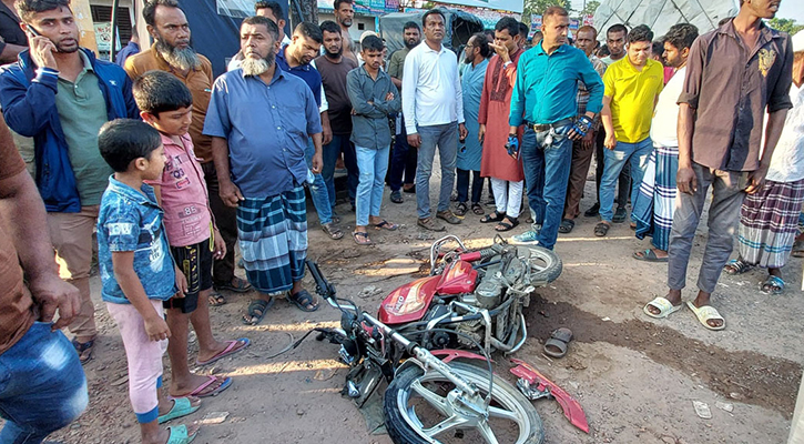 গোপালগঞ্জে ট্রাকের ধাক্কায় বিআরডিবি কর্মকর্তাসহ নিহত ২