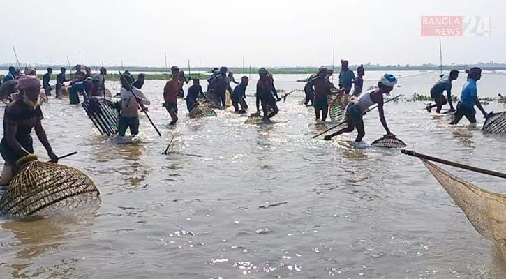 বিলুপ্তপ্রায় জলজ উৎসব ‘পলো বাওয়া’ 