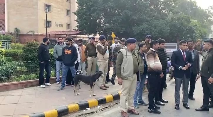 ভারতে সংসদ ভবনের বাইরে গায়ে আগুন দিলেন এক ব্যক্তি