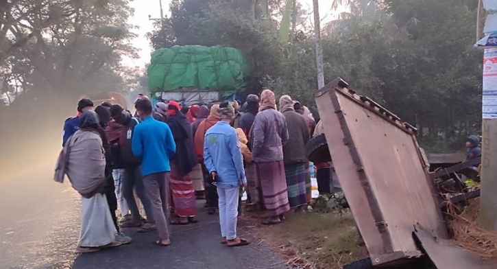 সাঁথিয়ায় দাঁড়িয়ে থাকা করিমনে ট্রাকের ধাক্কা, তিন শ্রমিকের মৃত্যু