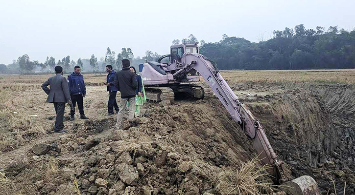 ফসলি জমির মাটি কাটার এক্সকেভেটর জব্দ