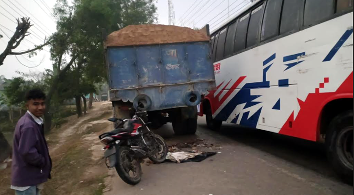 হালুয়াঘাটে দাঁড়িয়ে থাকা ট্রাকে বাইকের ধাক্কা, নিহত ২ 