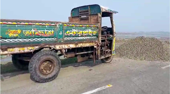 বাগেরহাটে নিয়ন্ত্রণ হারিয়ে পাথরের স্তূপে নসিমন, চালকসহ দুইজন নিহত