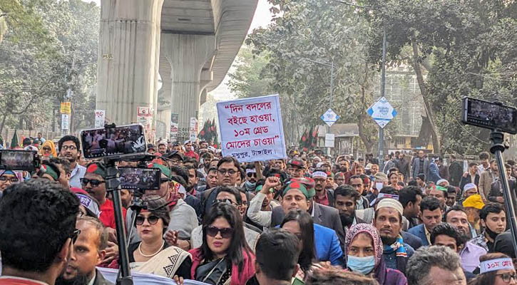 প্রধান উপদেষ্টার বাসভবন অভিমুখে প্রাথমিক শিক্ষকদের মিছিল