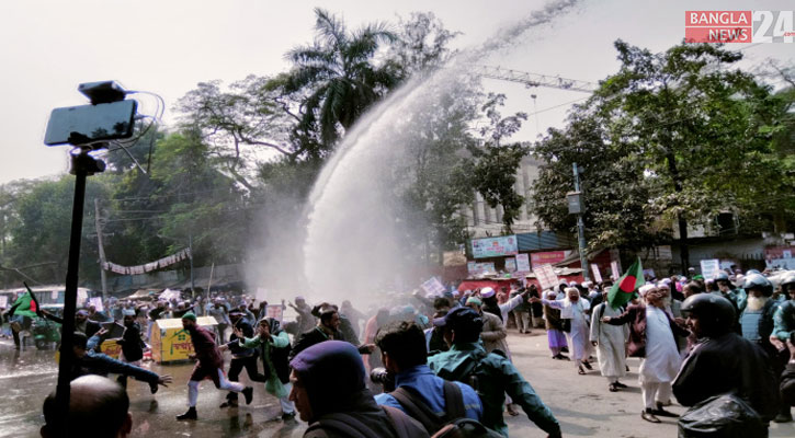 ইবতেদায়ি শিক্ষকদের পদযাত্রায় পুলিশের জলকামান-সাউন্ড গ্রেনেড নিক্ষেপ