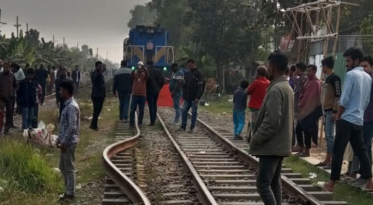 বেঁকে গেল রেললাইন, দুর্ঘটনা থেকে রক্ষা পেল দেড় হাজার যাত্রী 