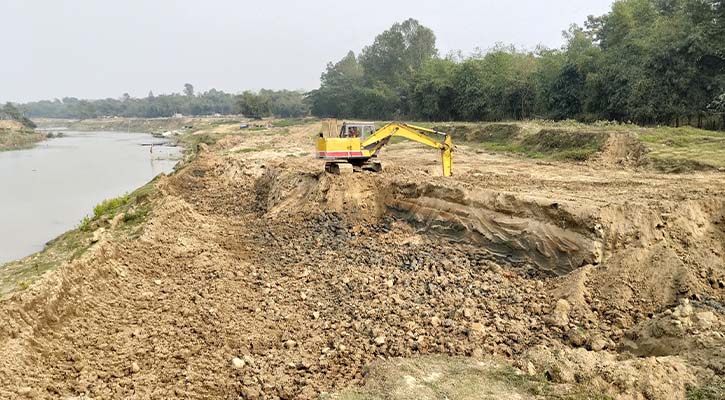 বাঁধের অক্ষত অংশের মাটি কেটে ভাঙা অংশ মেরামত