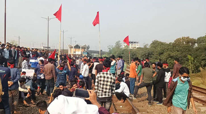 গাজীপুরে রেললাইন অবরোধে ভোগান্তিতে ট্রেনযাত্রীরা