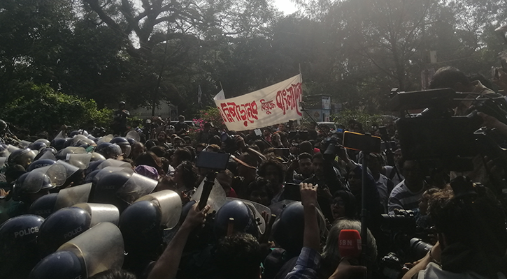 স্বরাষ্ট্র উপদেষ্টার পদত্যাগ চেয়ে পদযাত্রা, আটকে দিল পুলিশ