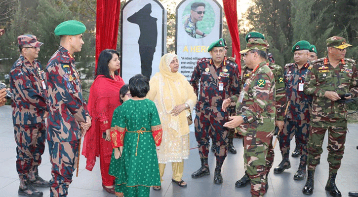 টেকনাফে মেজর ‘সিনহা স্মৃতিফলক’ উদ্বোধন করলেন সেনাপ্রধান