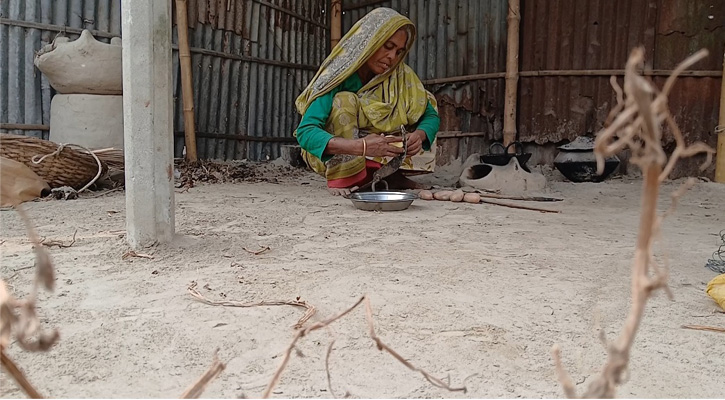 চাল ভাজা, মুড়ি ও পানি দিয়ে ইফতার হয় তাদের